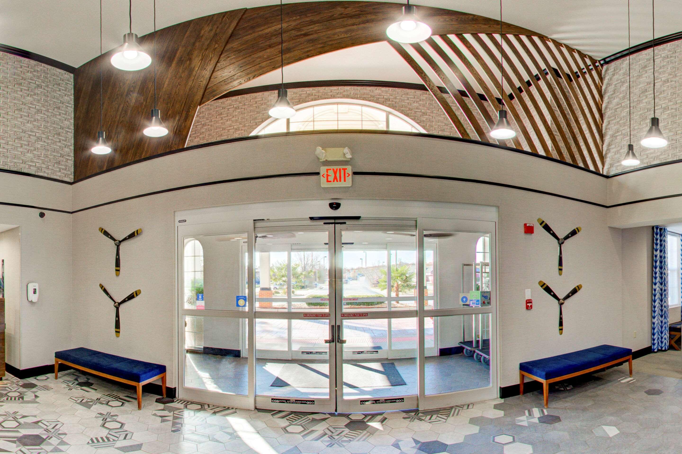 Comfort Suites Newport News Airport Exterior foto