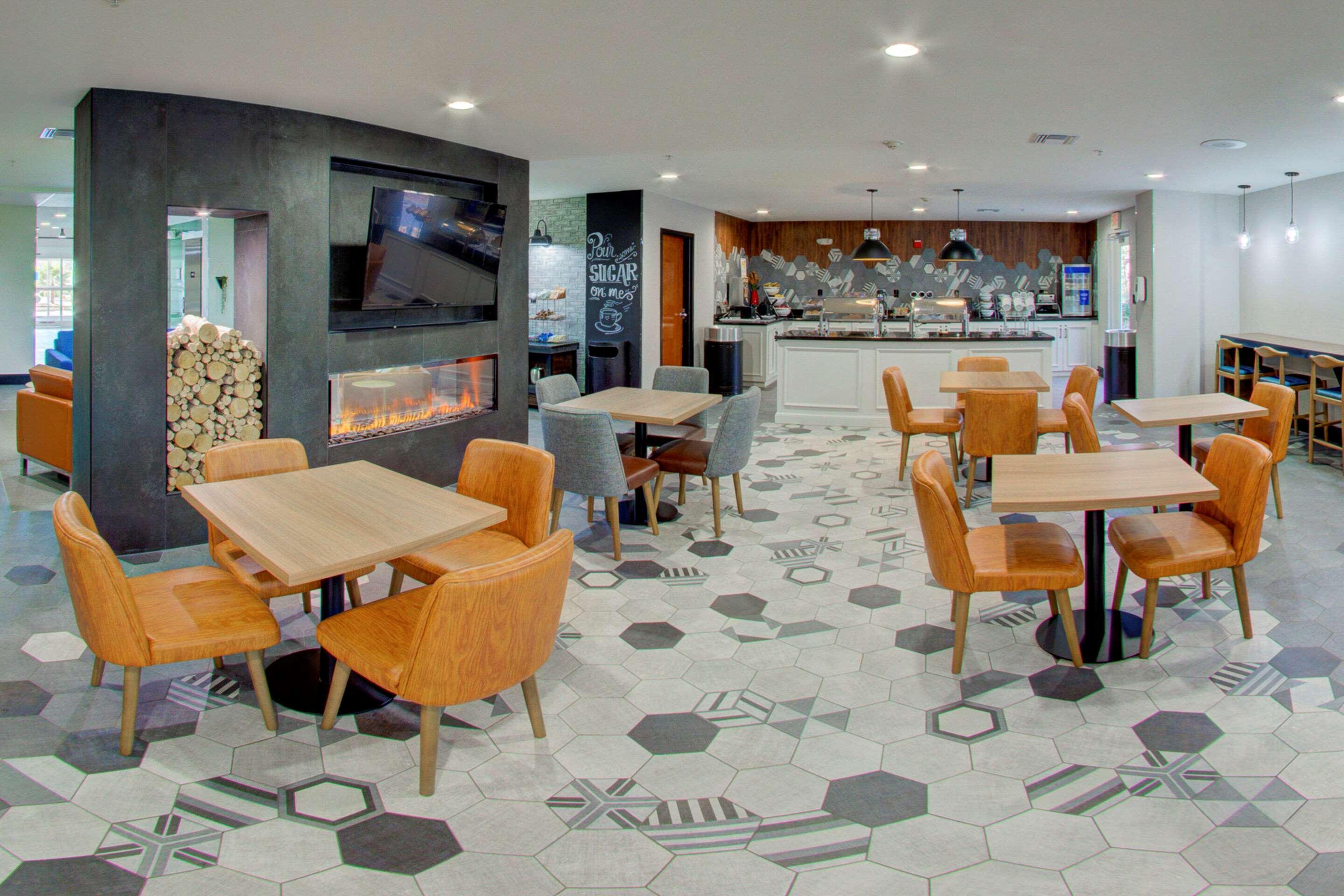 Comfort Suites Newport News Airport Exterior foto